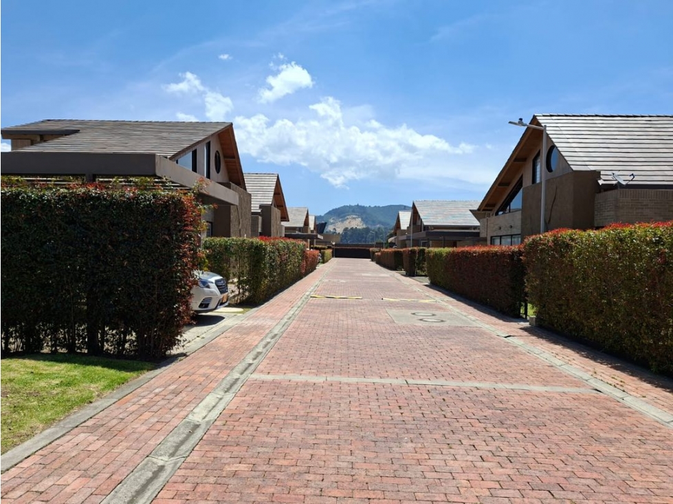 Vendo linda casa un piso con zona verde de uso exclusivo pergola