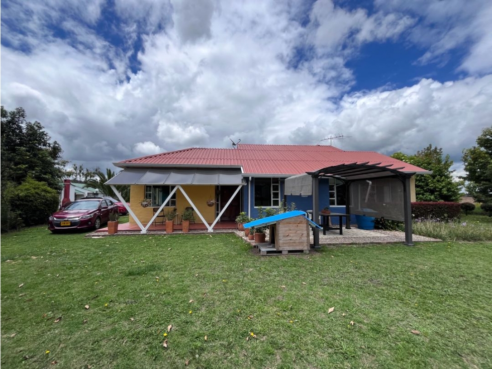 Permuto linda casa campestre con hermosa vista a la montaña Tenjo.