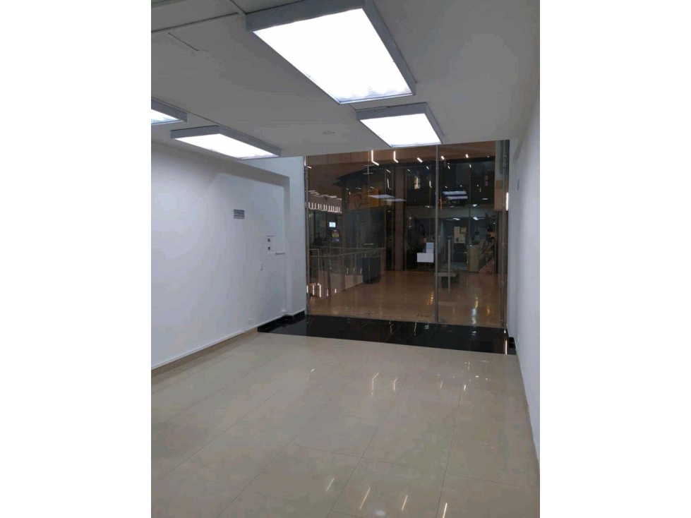 Vendo local 55 m2 C.Cial. Metropolis piso 2 con Mezzanine ubicado — foto 2
