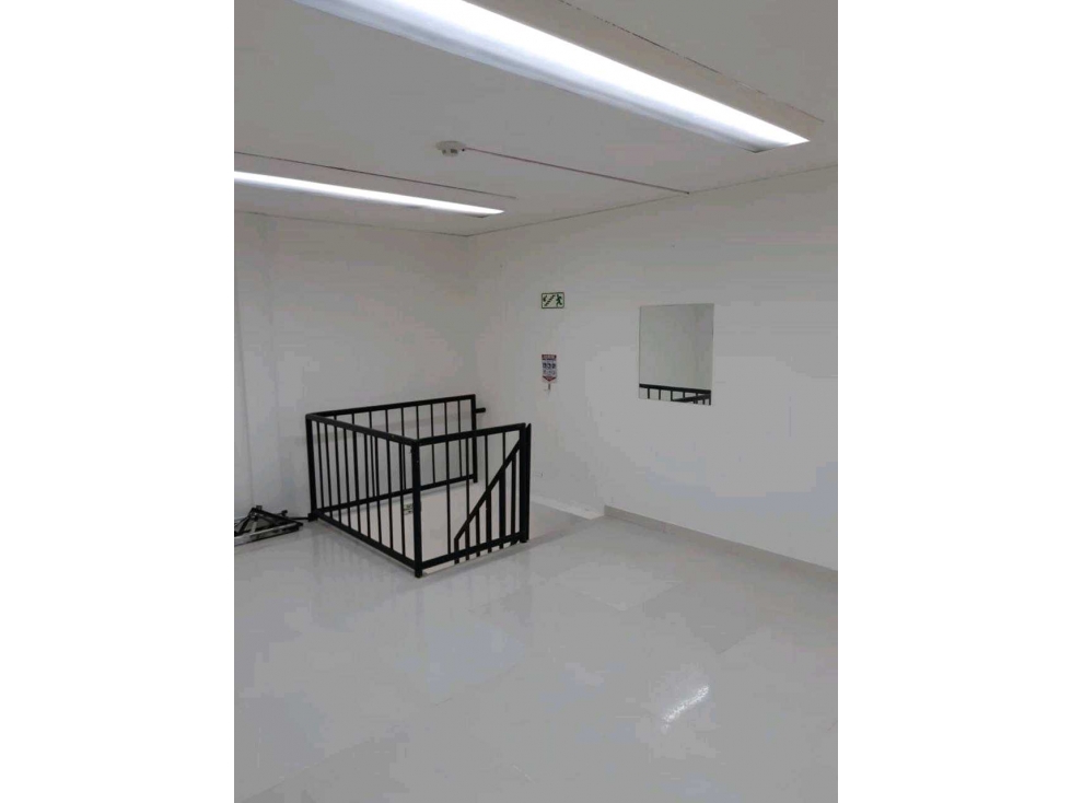Vendo local 55 m2 C.Cial. Metropolis piso 2 con Mezzanine ubicado — foto 3
