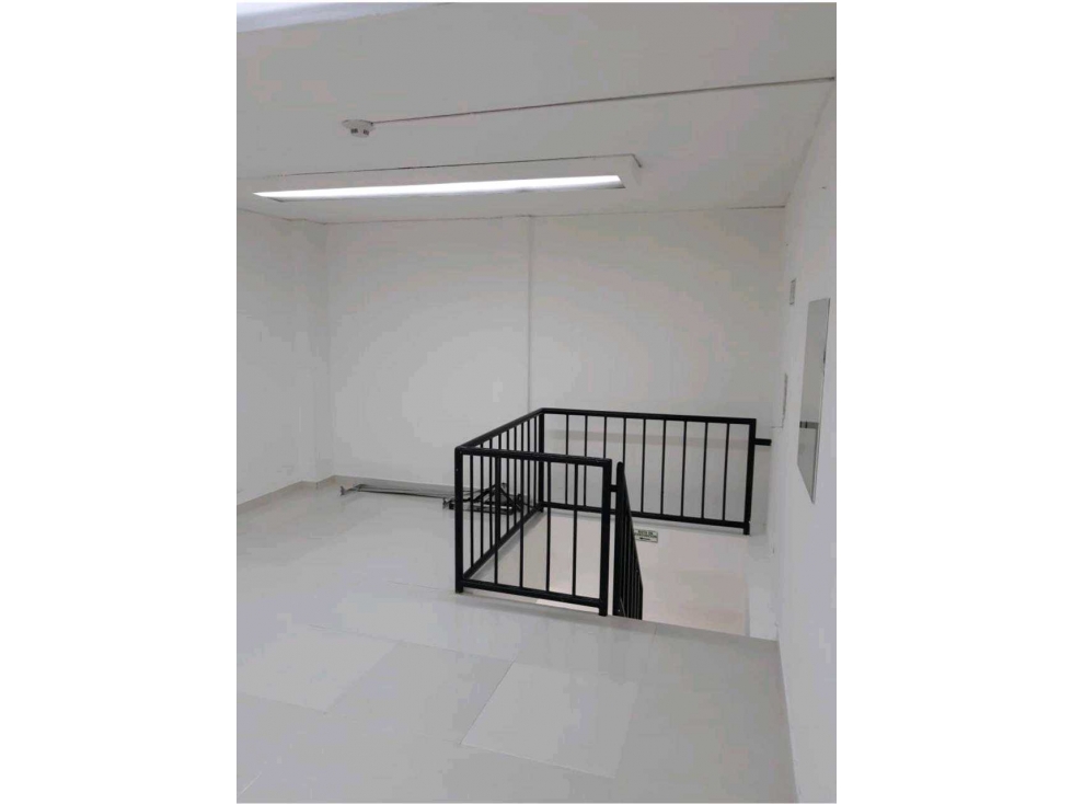 Vendo local 55 m2 C.Cial. Metropolis piso 2 con Mezzanine ubicado — foto 4
