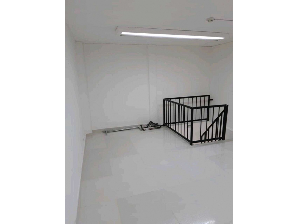 Vendo local 55 m2 C.Cial. Metropolis piso 2 con Mezzanine ubicado — foto 5