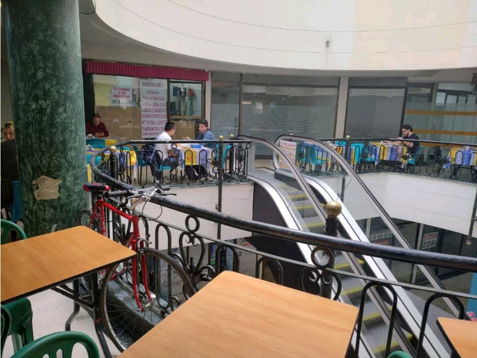 VENDO LOCAL EN EL CENTRO COMERCIAL LOURDES — foto 3