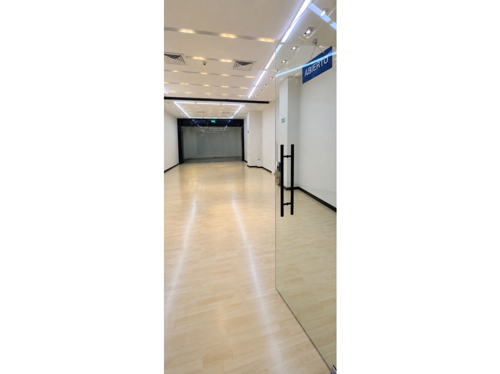 VENDO LOCAL EN PREMIUM PLAZA EXCELENTE PUNTO!