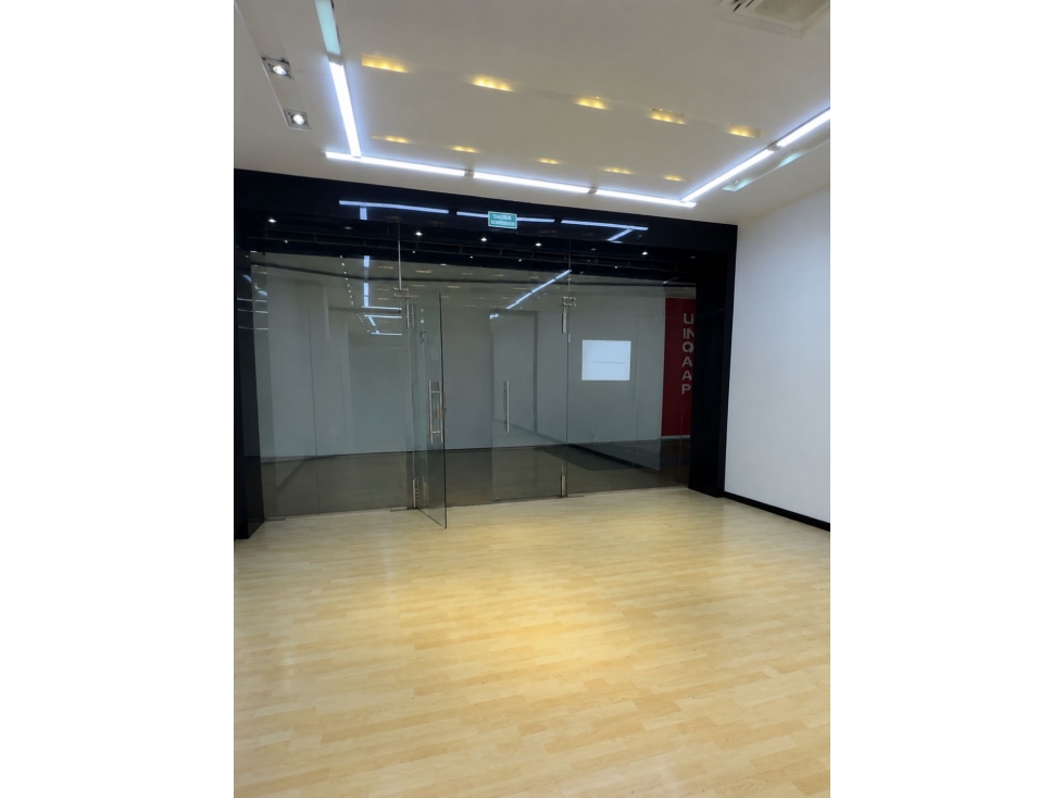 VENDO O RENTO LOCAL EN PREMIUM PLAZA EXCELENTE PUNTO! — foto 3