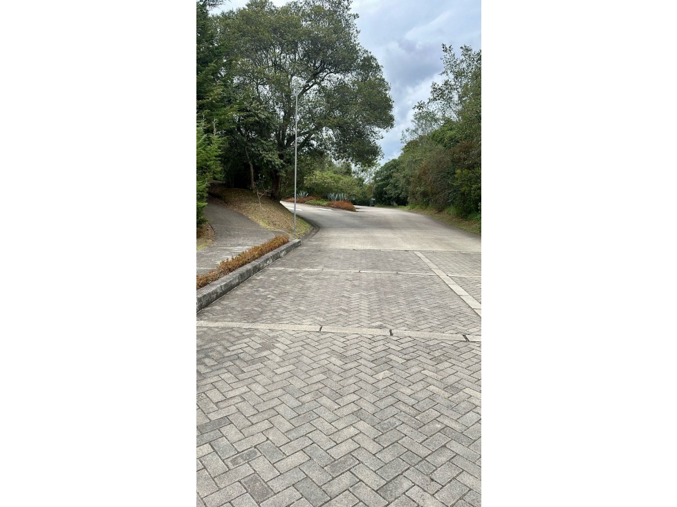 VENDO LOTE EN BOSQUES DE GRANADA Y CAYUNDA ATRÁS DE LA PRADERA POTOSÍ - 4
