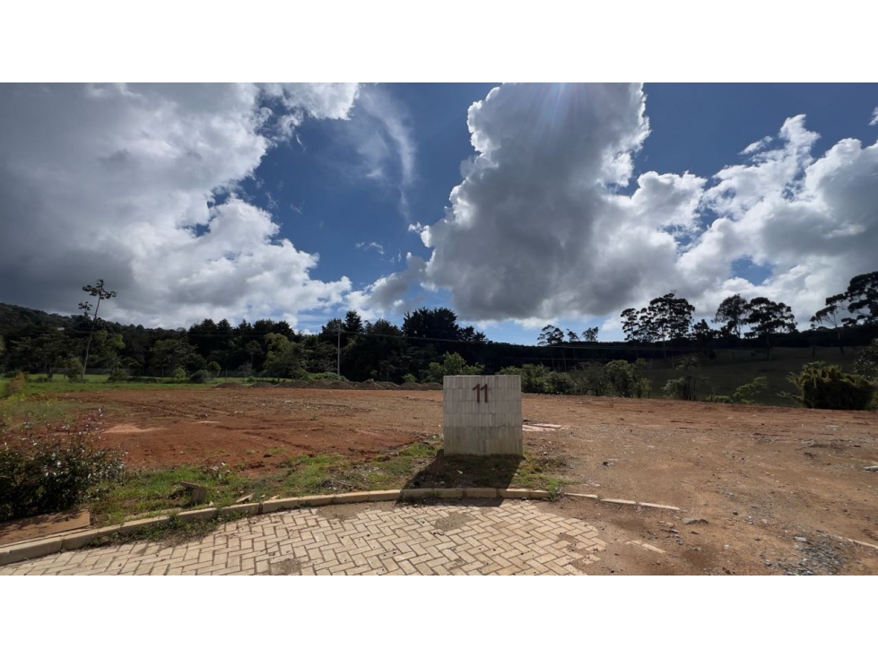 VENDO LOTE EN EL ALTO DE LAS PALMAS EN BRACAMONTE COMPLETAMENTE PLANO