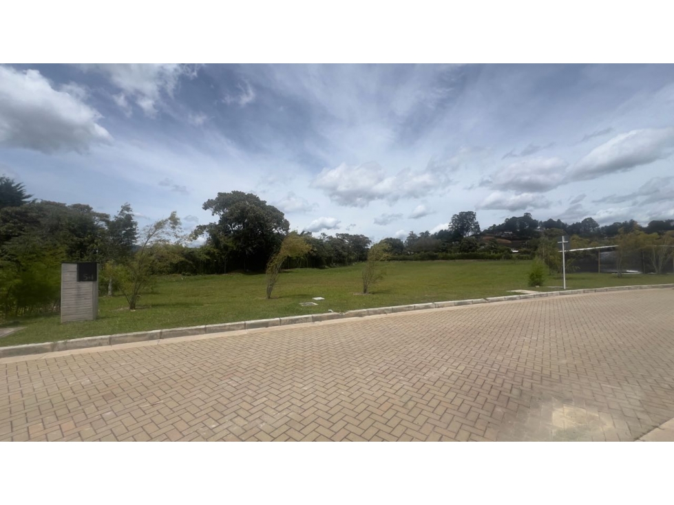 VENDO LOTE EN HARAS CAMPESTRE EN LLANOGRANDE, PLANO E INTERNO.
