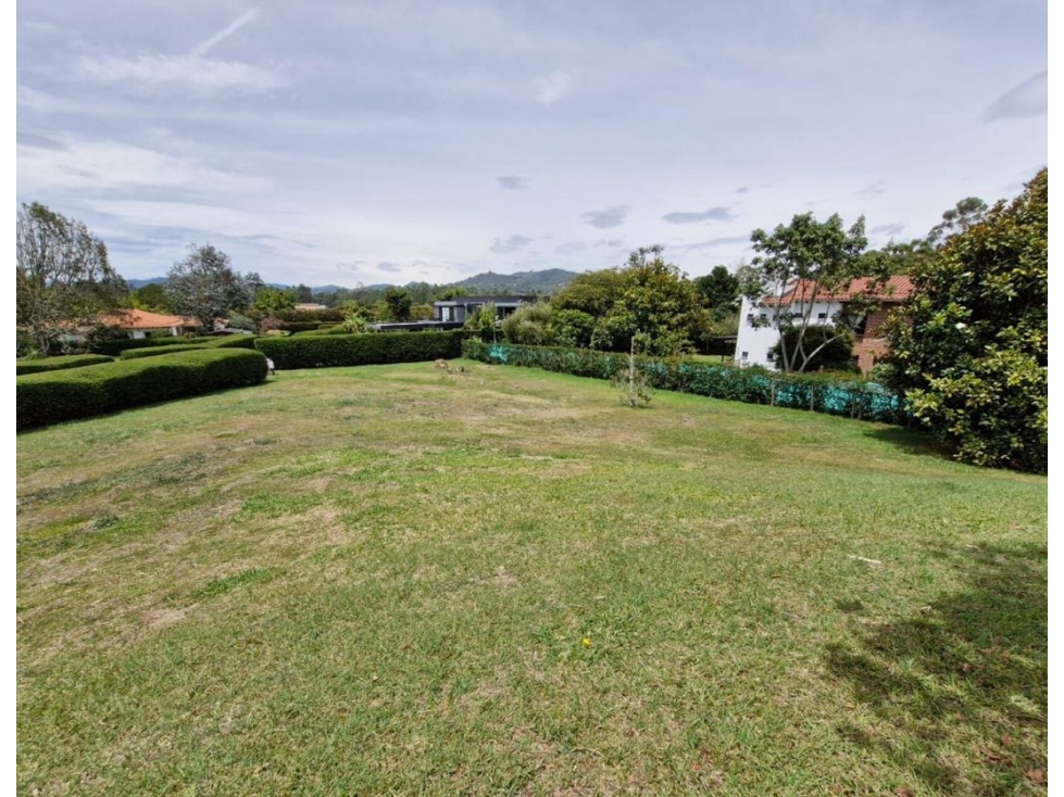 Vendo lote en Llano Grande el Tablazo unidad cerrada
