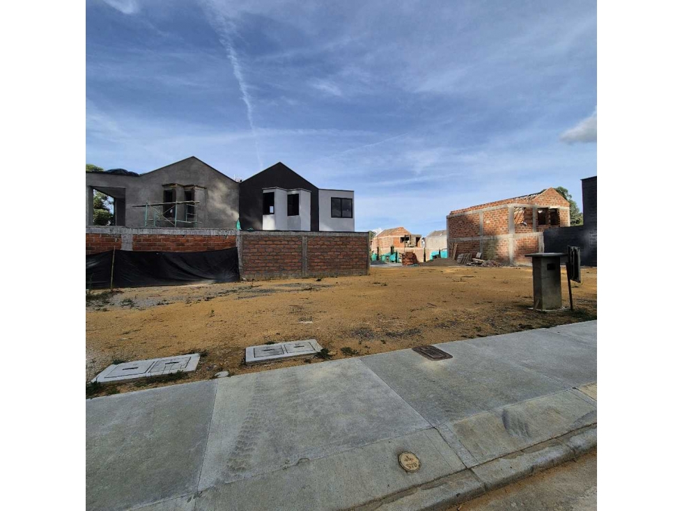 VENDO LOTE EN UNIDAD CERRADA EN LA CEJA — foto 2