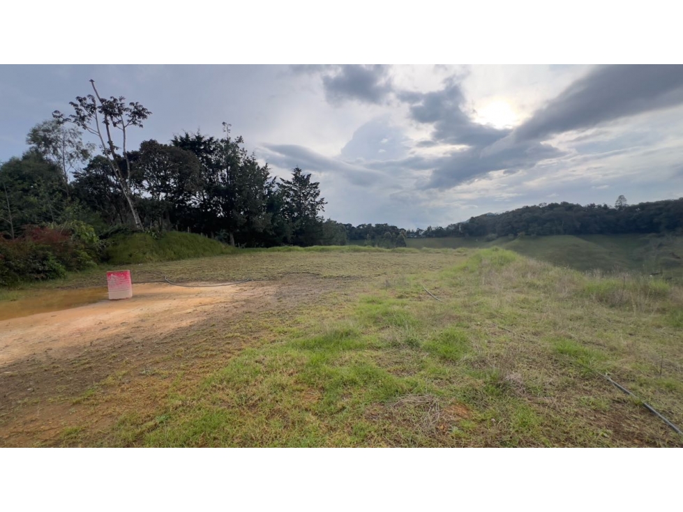VENDO LOTE INDEPENDIENTE EN EL RETIRO AL LADO DE MONTESERENO Y CIMAZUL