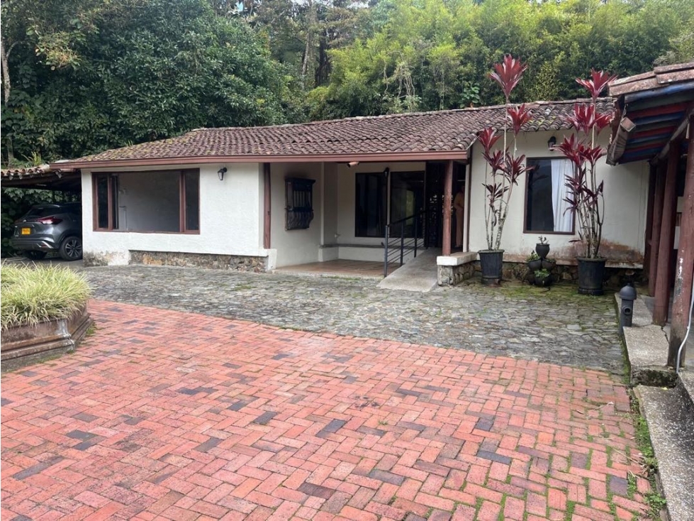 VENDO LOTE ONDULADO FINCA PARA REFORMAR. RETIRO. VISTA A REPRESA