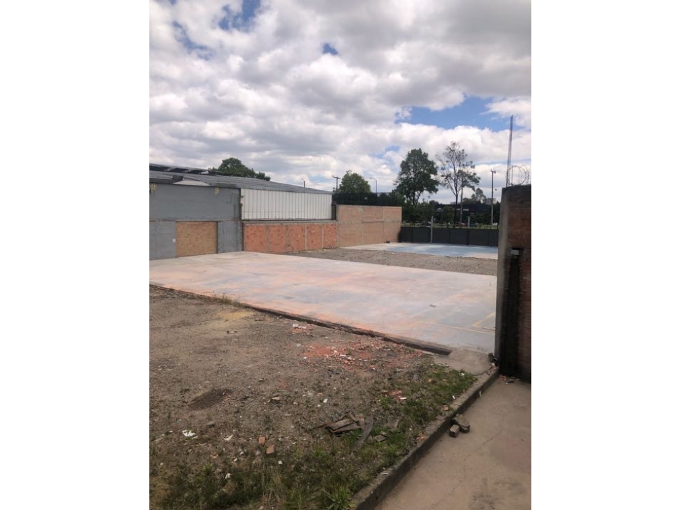 VENDO LOTE VITRINA COMERCIAL PUENTE ARANDA — foto 4