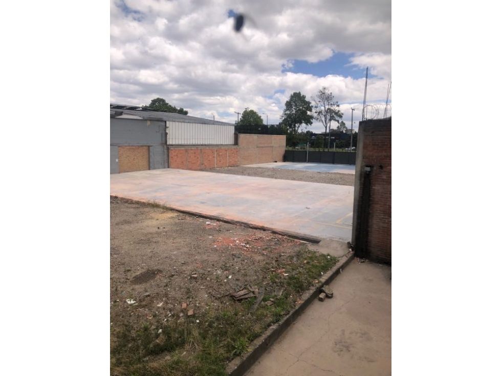 VENDO LOTE VITRINA COMERCIAL PUENTE ARANDA — foto 5