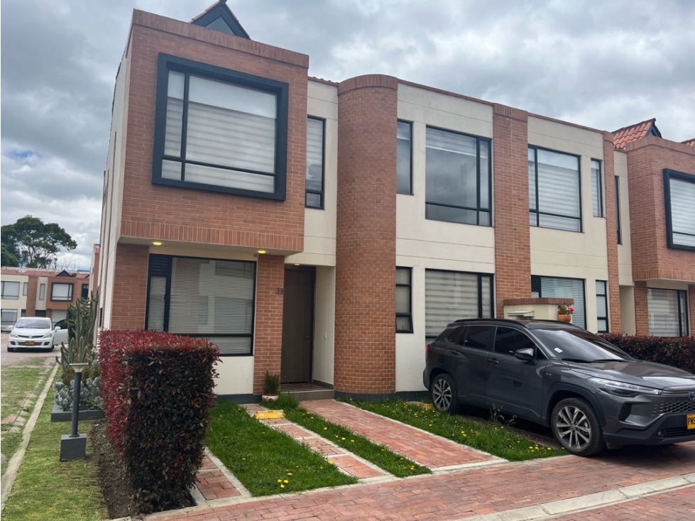 Vendo moderna casa de dos niveles sector la Floresta en chia.