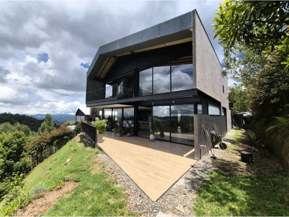 VENDO MODERNA CASA MODERNA EN PARCELACIÓN DE ENVIGADO CON VISTA.