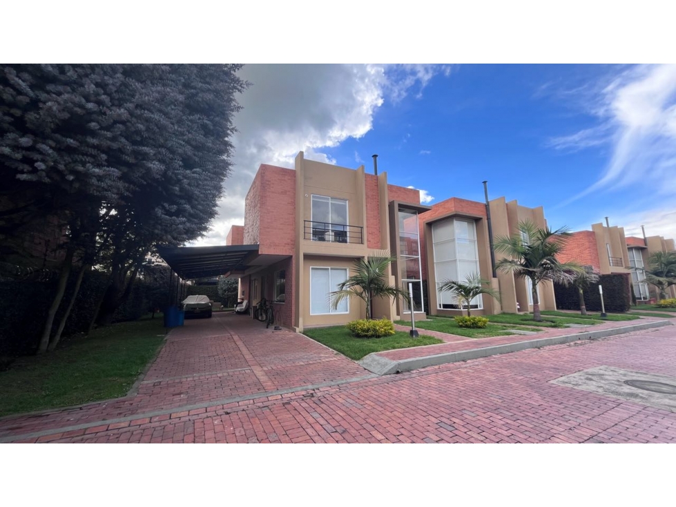 Vendo o rento casa esquinera club house.