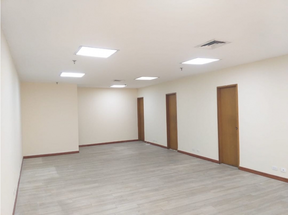 VENDO OFICINA EN EL CENTRO DE MEDELLÍN EDIFICIO COLSEGUROS AV ORIENTAL