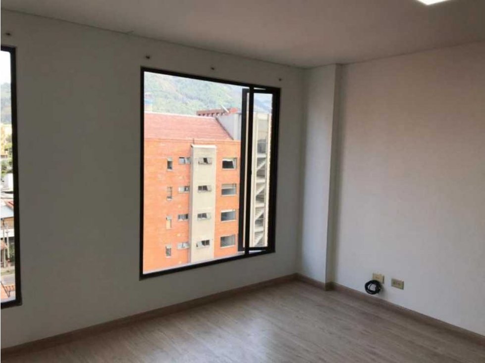 VENDO OFICINA Santa Paula. NORTE BOGOTA. 43 mtrs.$380 YG