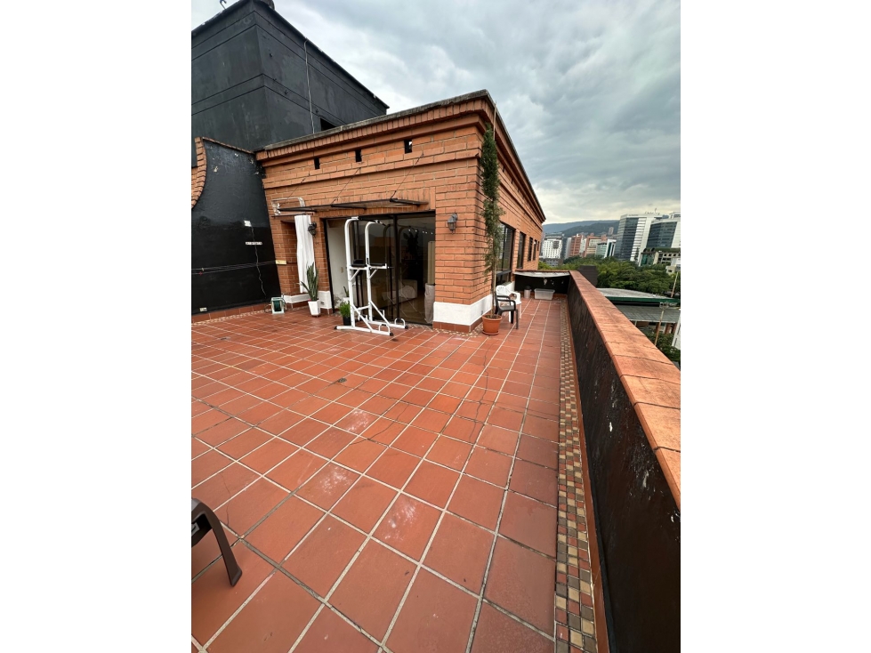 Vendo Penthouse con terraza en L en Milla de Oro 228 m² para remodelar — foto 2