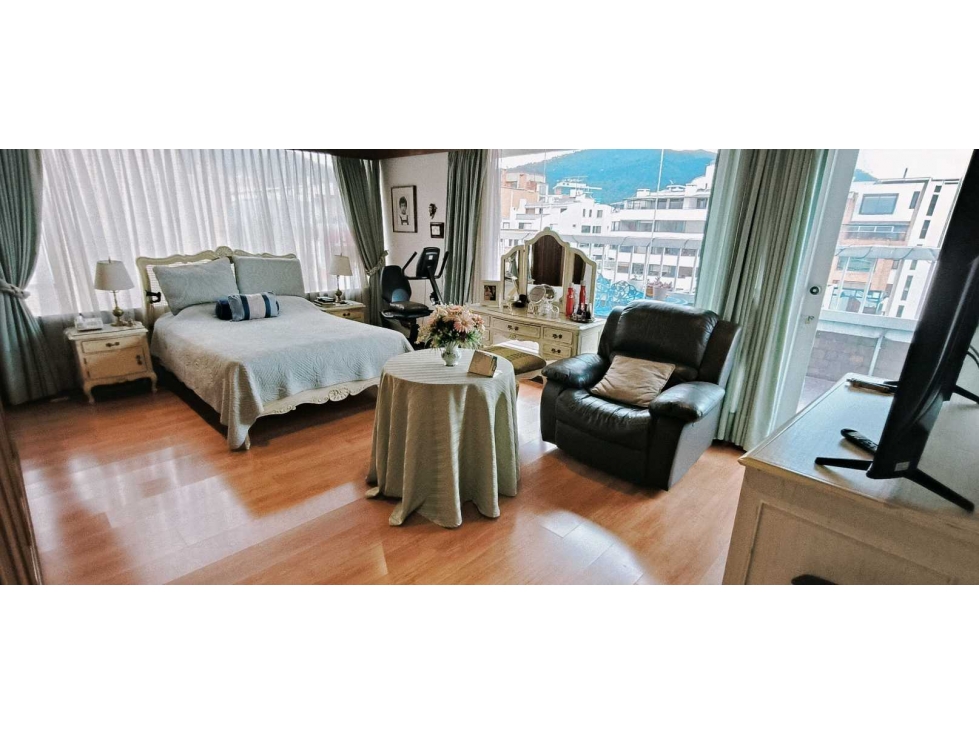Vendo Santa Bárbara PH terraza 3 alcobas 3 garajes para remodelar