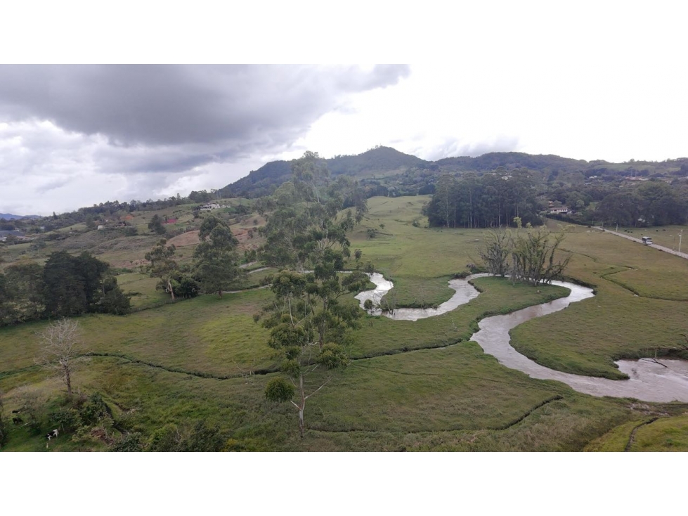 vendo sobre vía principal san Antonio de Pereira la Ceja