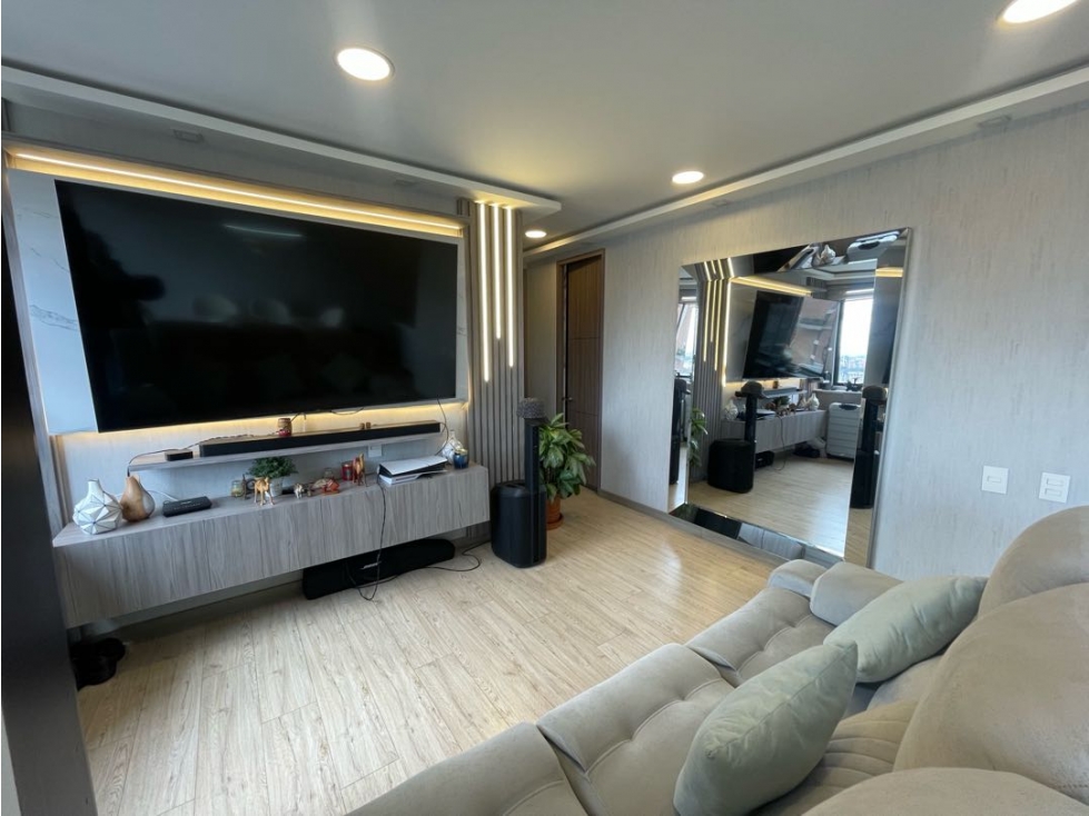 Vendo apto Ciudad Salitre + 2 hab + 68m2 + balcón+ piso.24