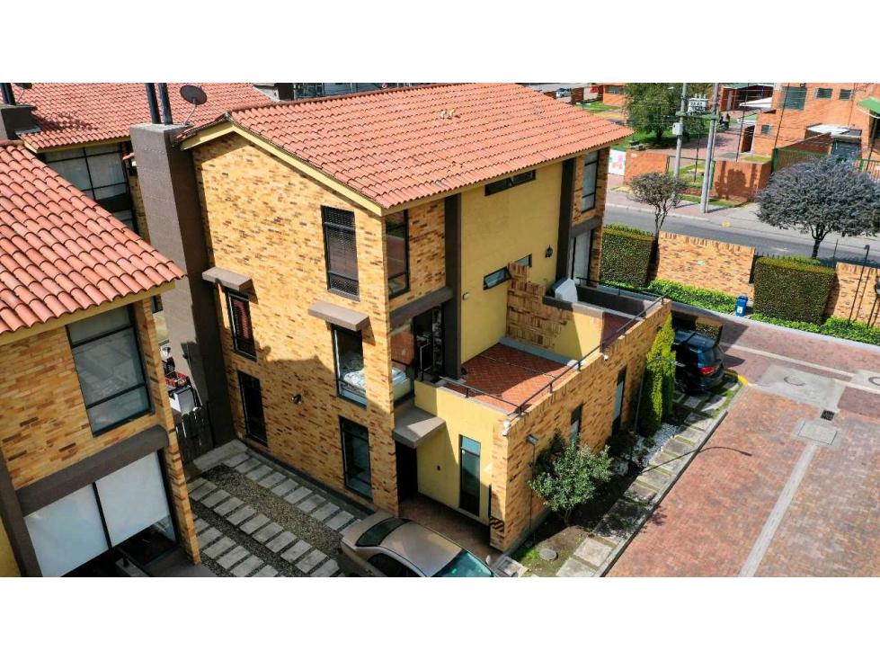 VENDO CASA REMODELADA DE TRES NIVELES EN CAJICA