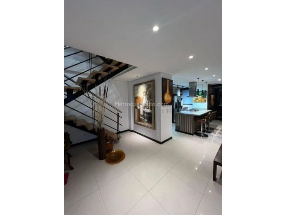 VENDO.HERMOSA CASA