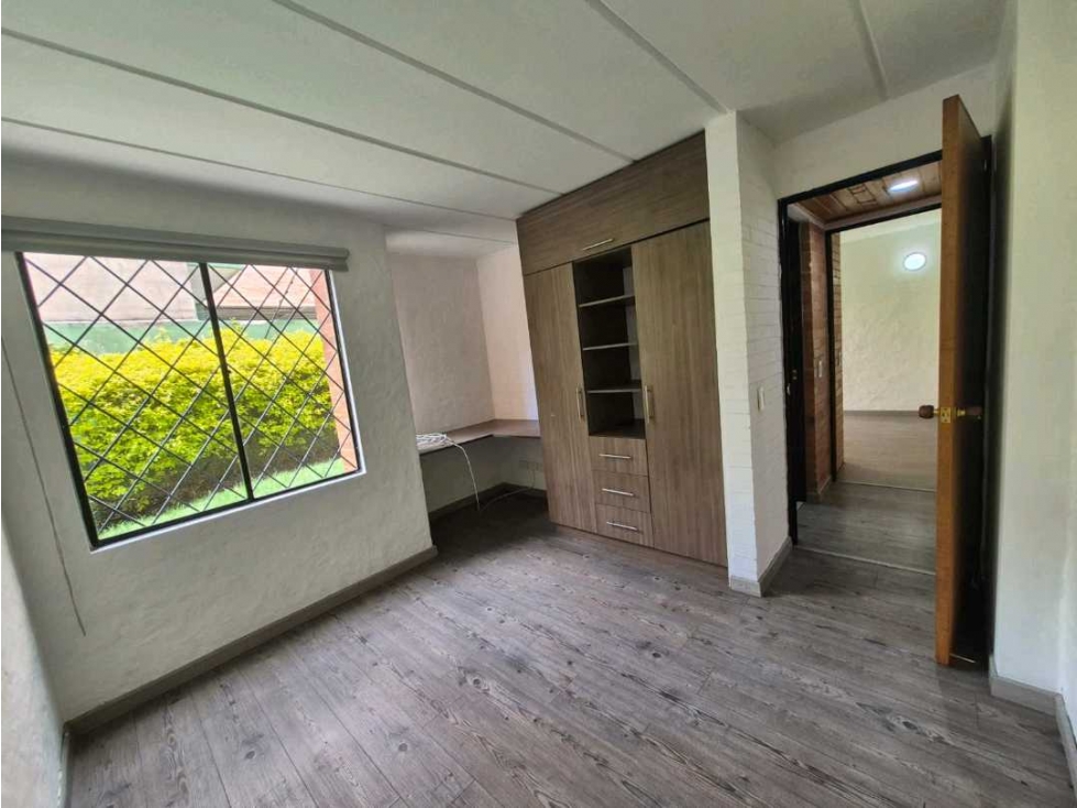 VENDO APARTAMENTO REMODELADO CON EXELENTE UBIACION EN CHIA — foto 2