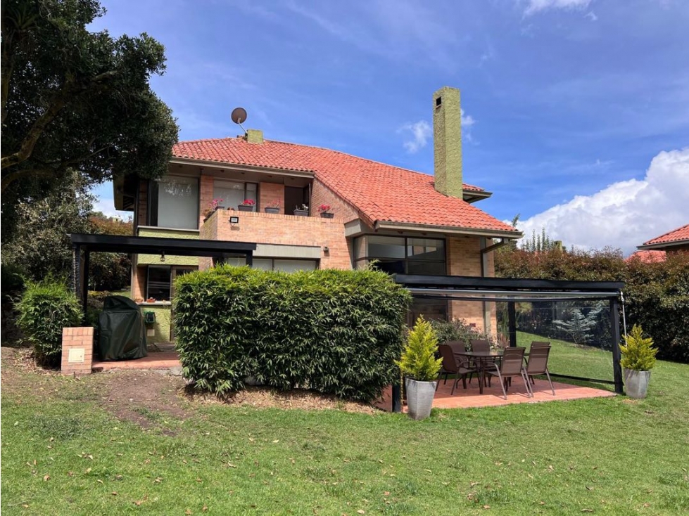Venta 195mts. Macadamia, La Calera, 3 habs, pérgola, estudio, estar.