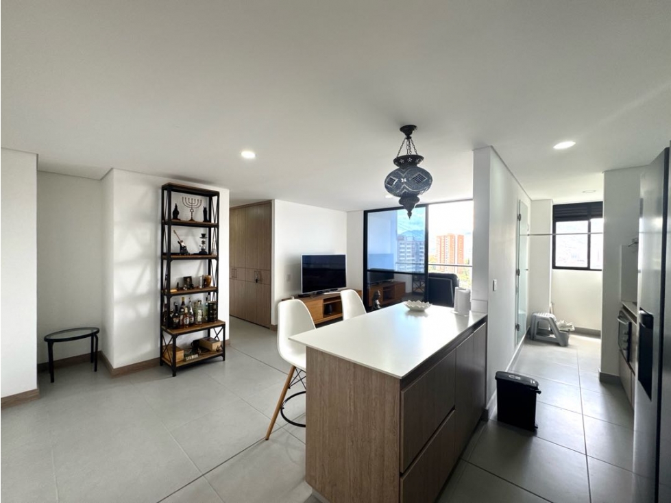 Venta apartaestudio con balcón. Envigado, El Señorial. Ud. Completa.