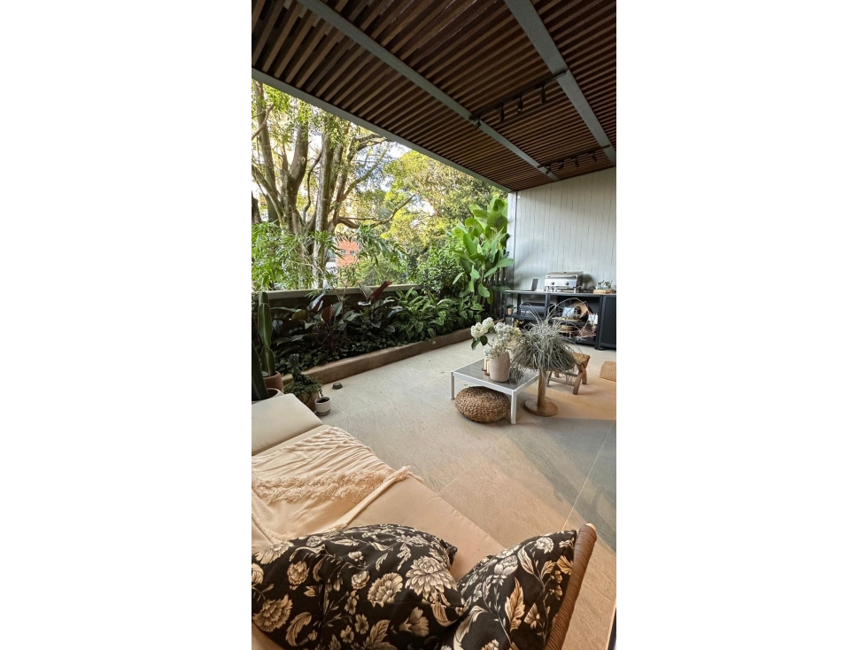 Venta apartaestudio u oficina con balcón. El Poblado, Castropol.