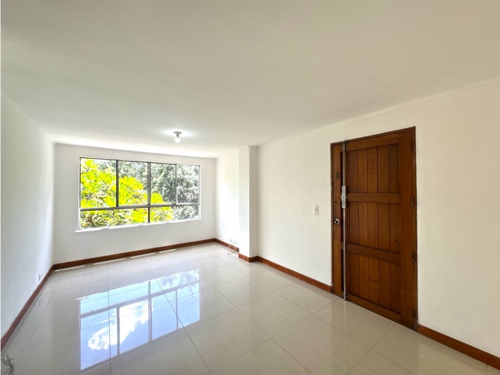 Venta apartamemto 4to piso sin ascensor. El Poblado. La inferior.