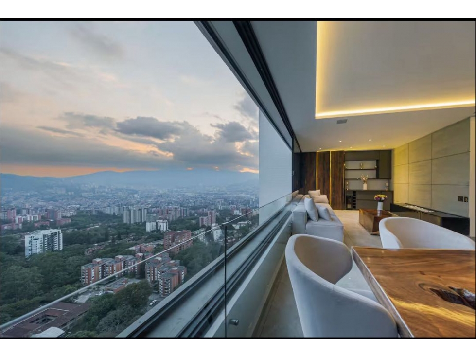 Venta penthouse, balcón y terraza con jacuzzi. El Poblado, San Lucas.