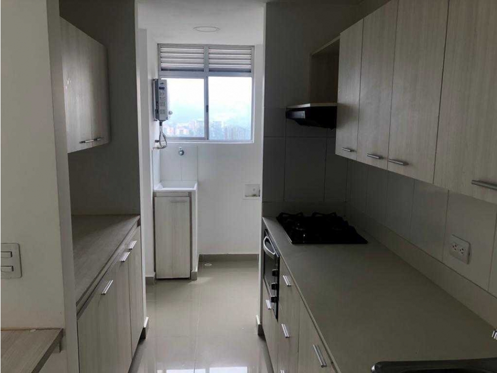 Venta apartamento 85m2, zona plana Sabaneta, piso alto, 2 parqueaderos