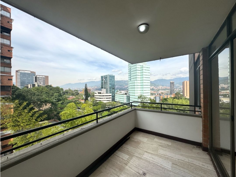 Venta apartamento, balcón con vista panorámica. El Poblado. Castropol.