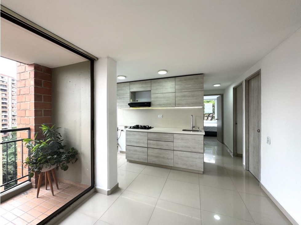 Venta apartamento. Balcón, vista. El Poblado, Castropol. Ud. completa.