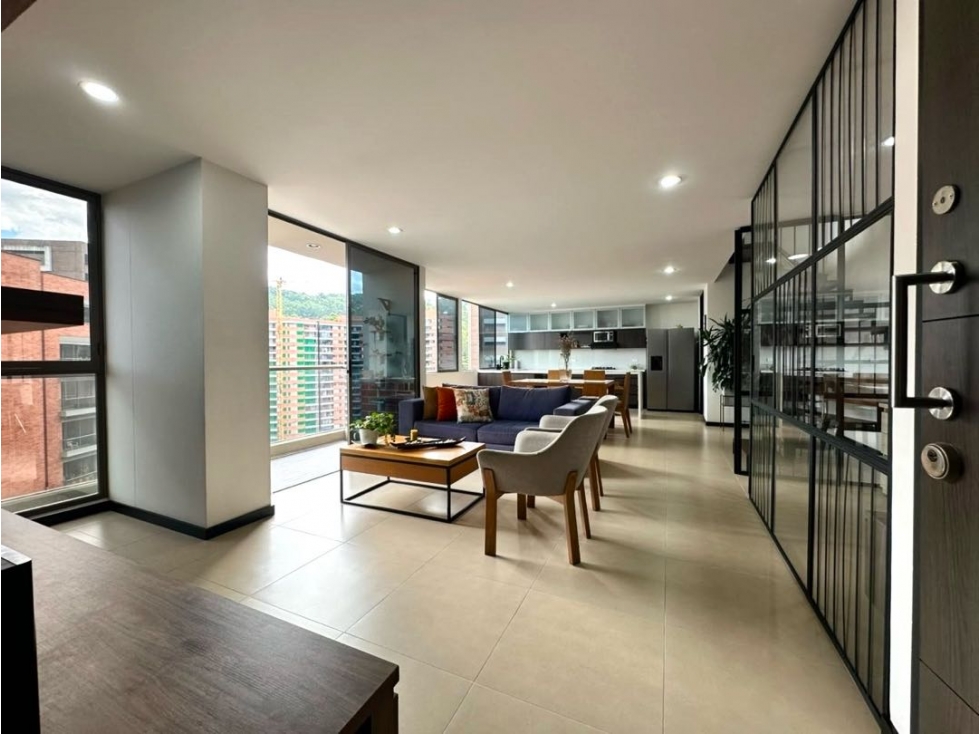 Venta apartamento dúplex con balcón. Altos de El Poblado. U. Completa.