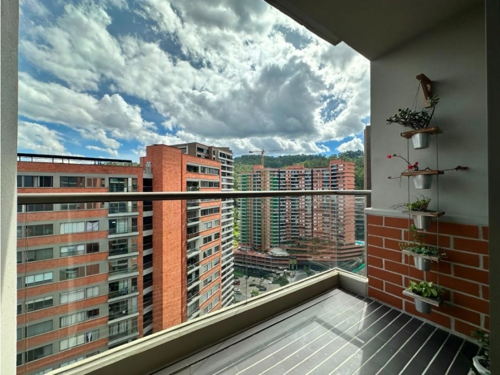 Venta apartamento dúplex con balcón. Altos de El Poblado. U. Completa. — foto 2