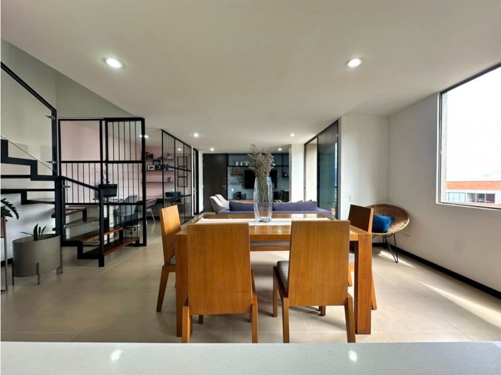 Venta apartamento dúplex con balcón. Altos de El Poblado. U. Completa. — foto 3