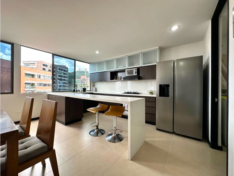 Venta apartamento dúplex con balcón. Altos de El Poblado. U. Completa. — foto 4