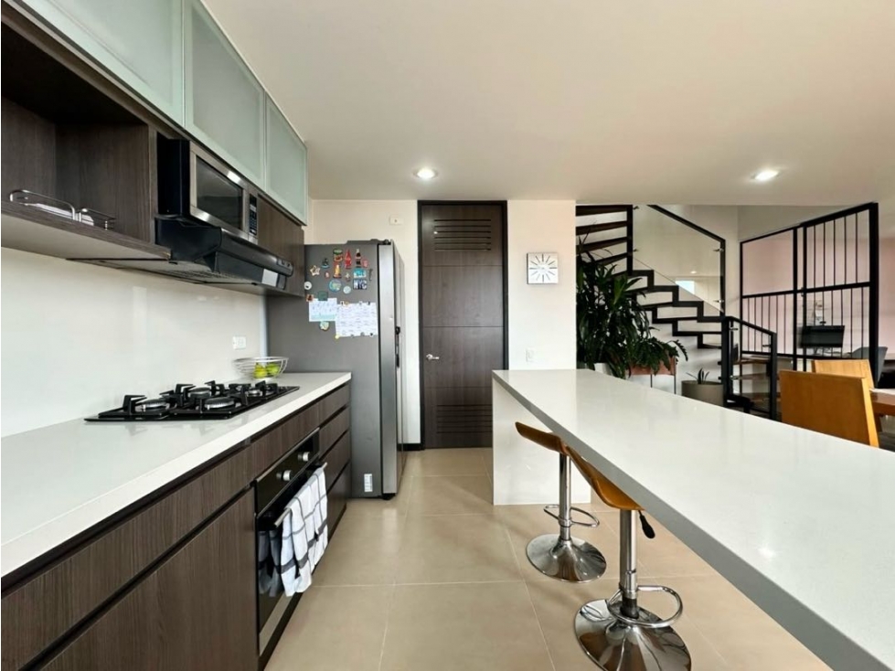 Venta apartamento dúplex con balcón. Altos de El Poblado. U. Completa. — foto 5