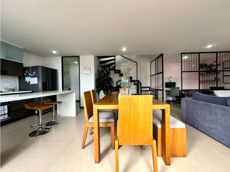 Venta apartamento dúplex con balcón. Altos de El Poblado. U. Completa. — foto 6