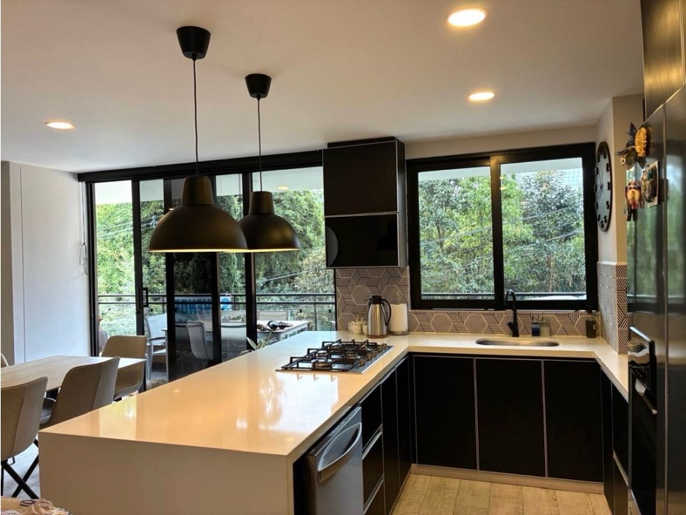 Venta apartamento con balcón. Cerca a Av. Las Palmas. — foto 2