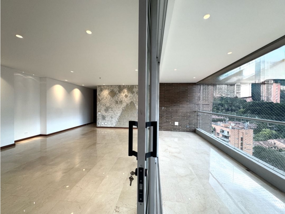 Venta apartamento con balcón. El Poblado, El Tesoro. Ud. Completa. — foto 2