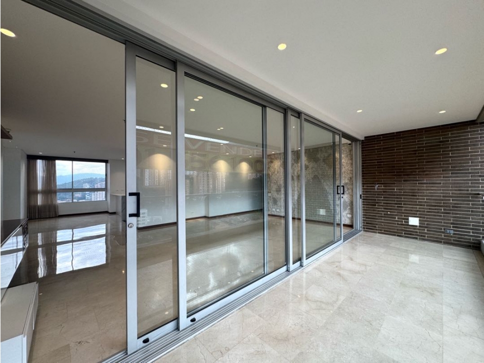 Venta apartamento con balcón. El Poblado, El Tesoro. Ud. Completa. — foto 3