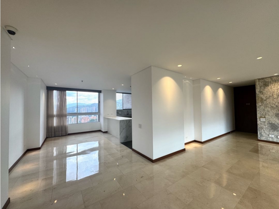 Venta apartamento con balcón. El Poblado, El Tesoro. Ud. Completa. — foto 4