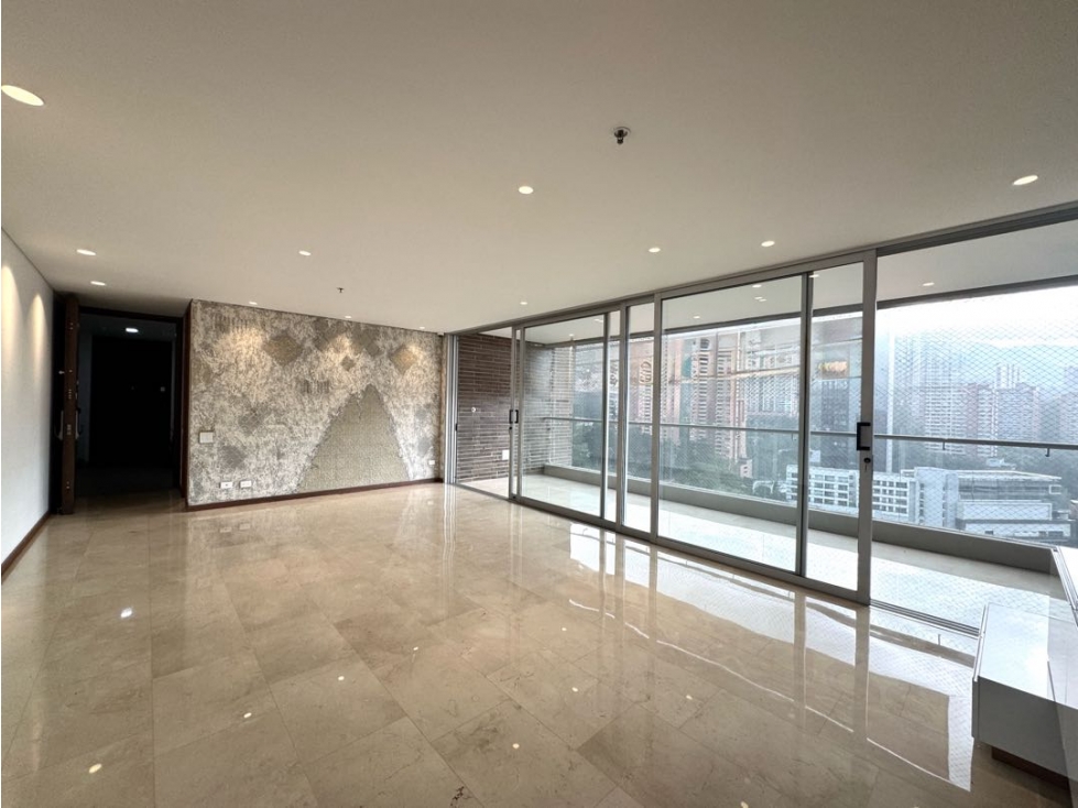 Venta apartamento con balcón. El Poblado, El Tesoro. Ud. Completa.