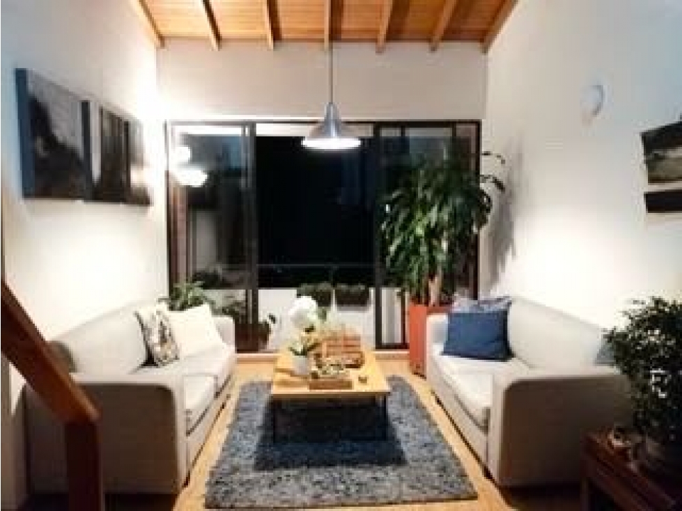 Venta apartamento con balcón. El Poblado, San Julián. Unidad completa.
